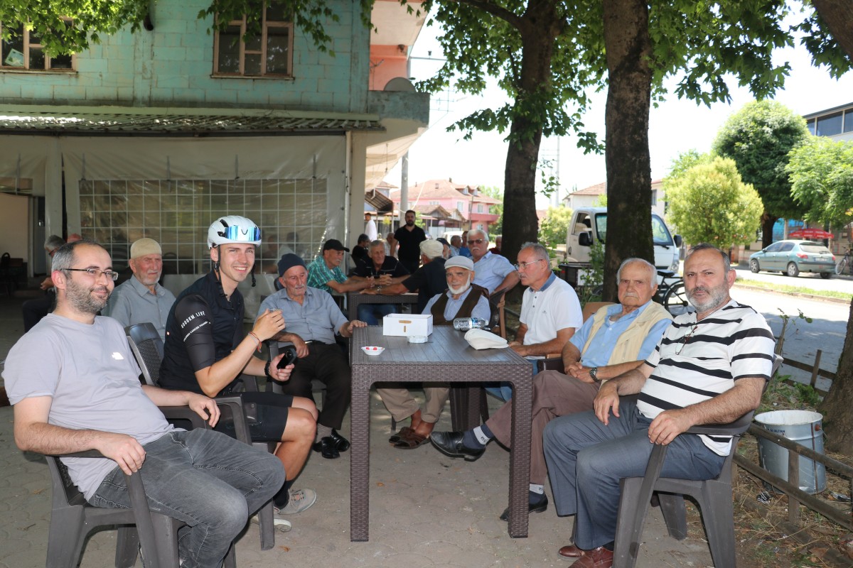 Kanser hastalığına dikkati çekmek için Almanya'dan pedala basan genç, Sakarya'ya ulaştı